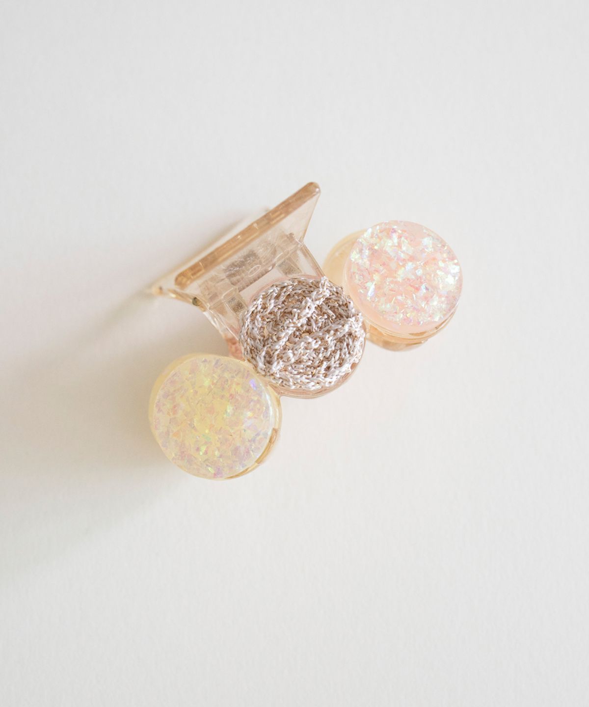 메리모티브(MERRYMOTIVE) Glitter with knitted hair claw (Beige)