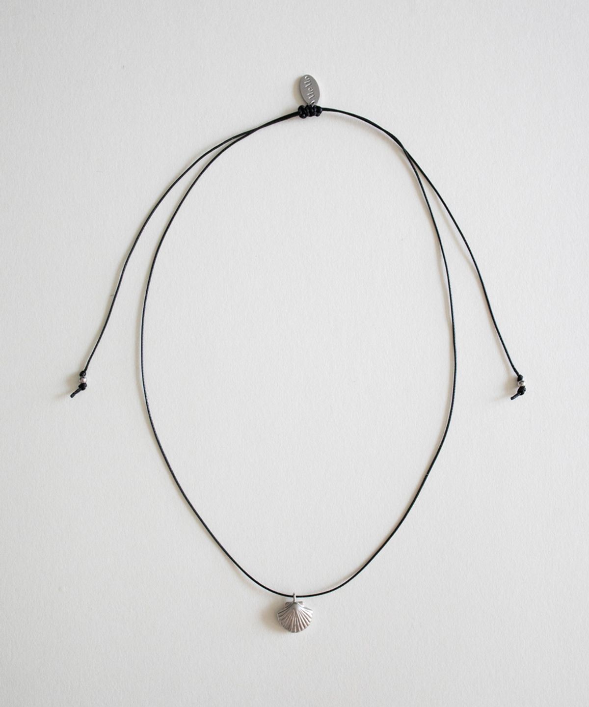 메리모티브(MERRYMOTIVE) Clam with black string necklace