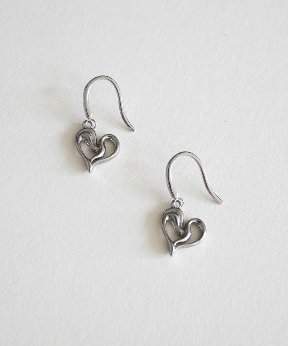 메리모티브(MERRYMOTIVE) Flowing line heart earring