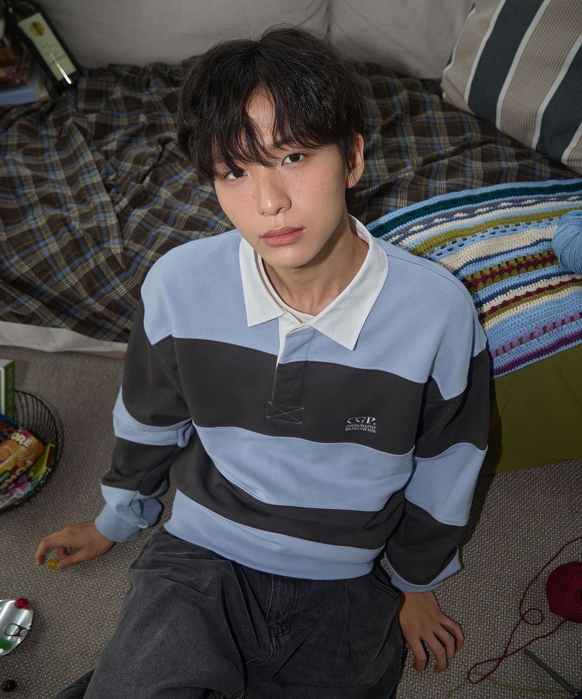 코드그라피(CGP) 스트라이프 럭비 맨투맨_차콜