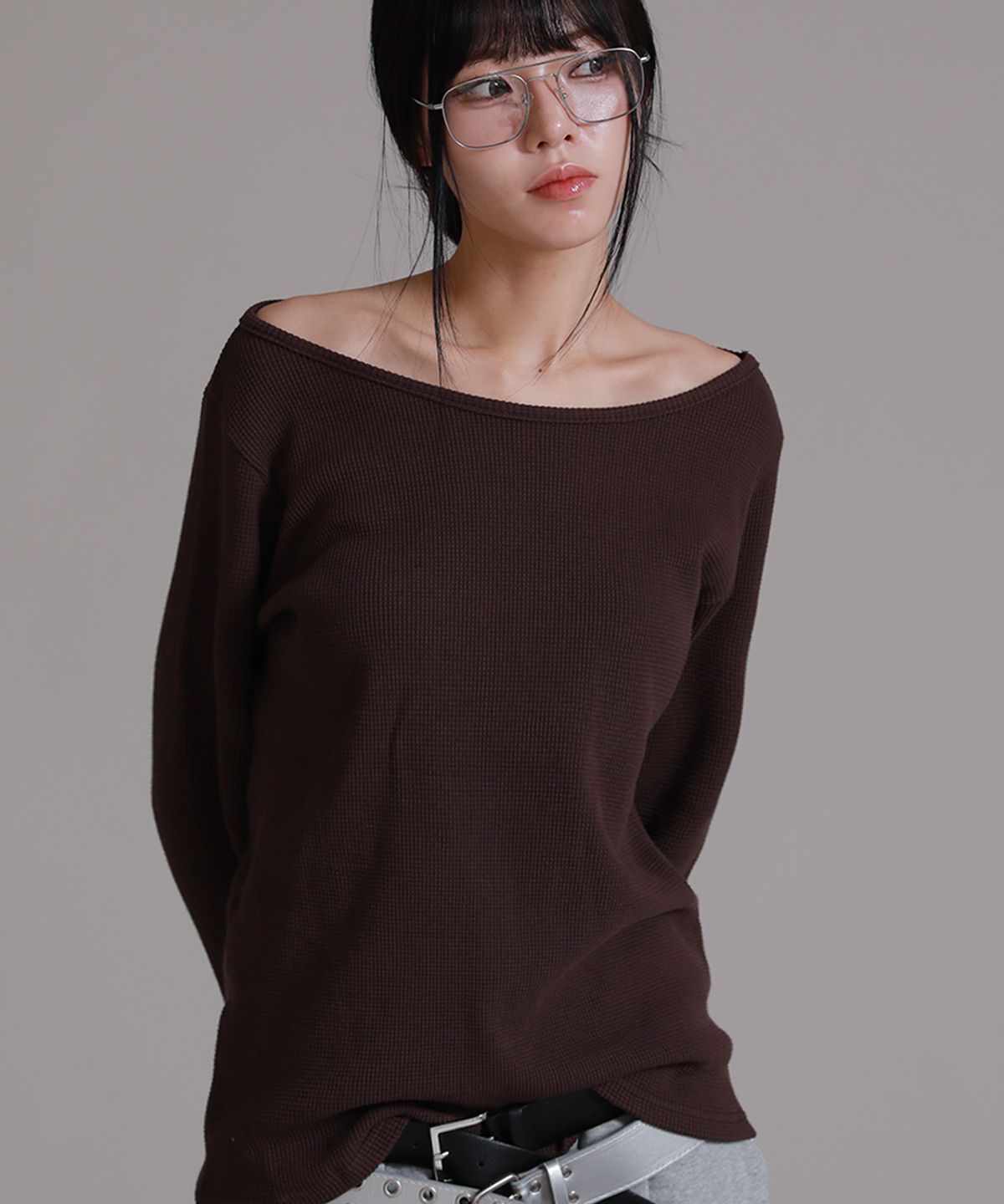 라이크더모스트(LIKE THE MOST) 우먼스 와플 보트넥 숄더 루즈핏 긴팔 티셔츠_브라운