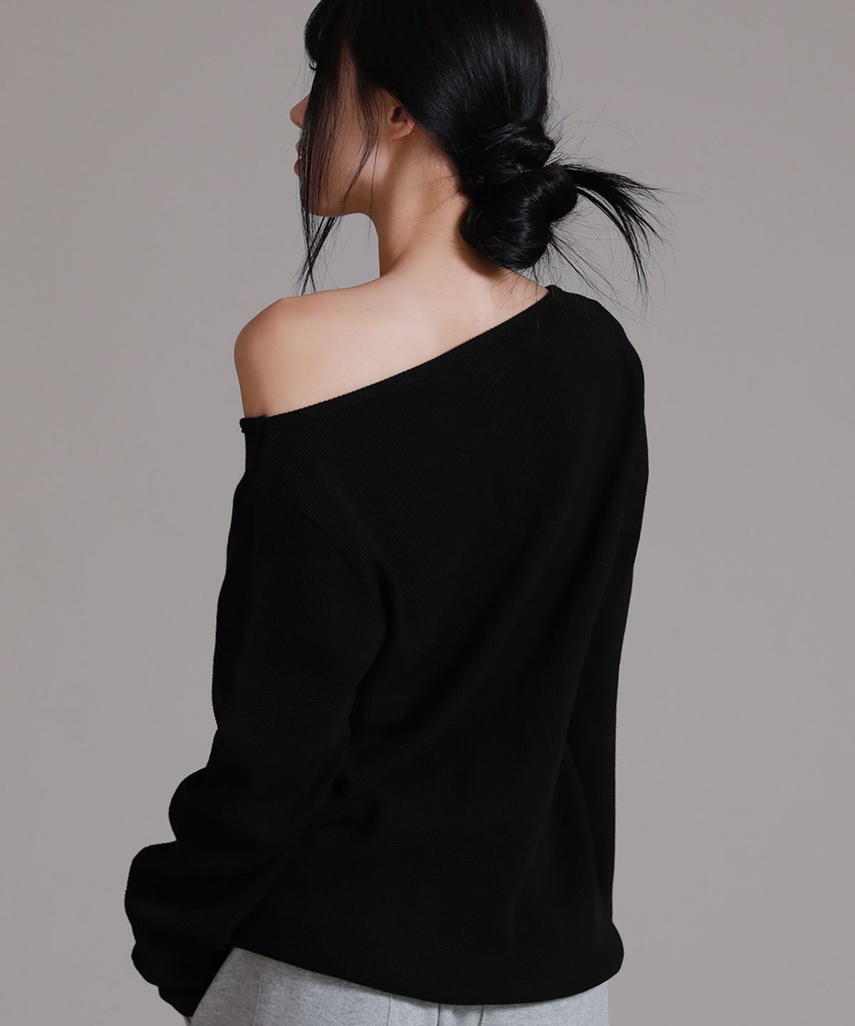라이크더모스트(LIKE THE MOST) 우먼스 와플 보트넥 숄더 루즈핏 긴팔 티셔츠_블랙