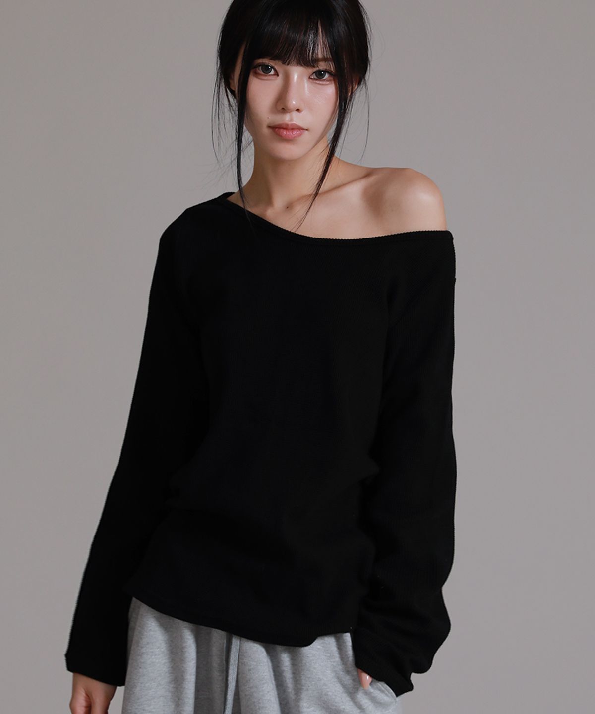 라이크더모스트(LIKE THE MOST) 우먼스 와플 보트넥 숄더 루즈핏 긴팔 티셔츠_블랙