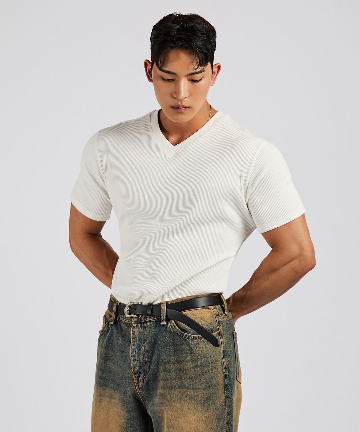 레브엘드(LEVELD) 절개 디테일 골지V넥 화이트