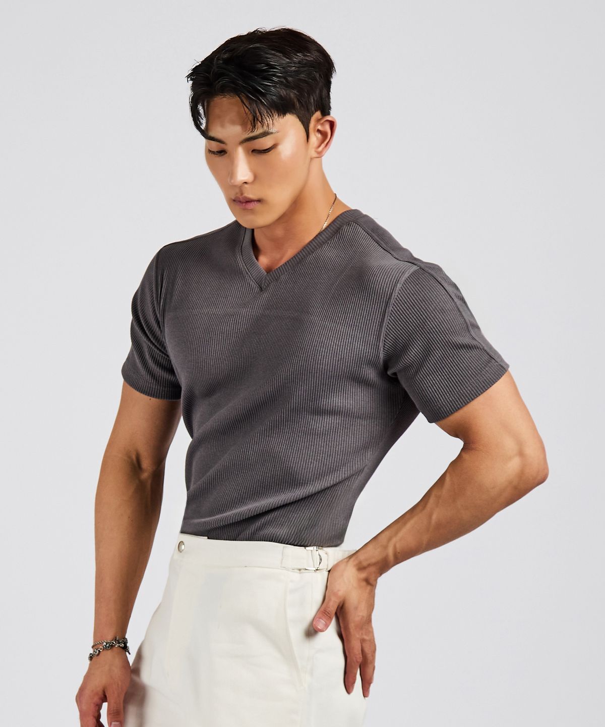 레브엘드(LEVELD) 절개 디테일 골지V넥 차콜