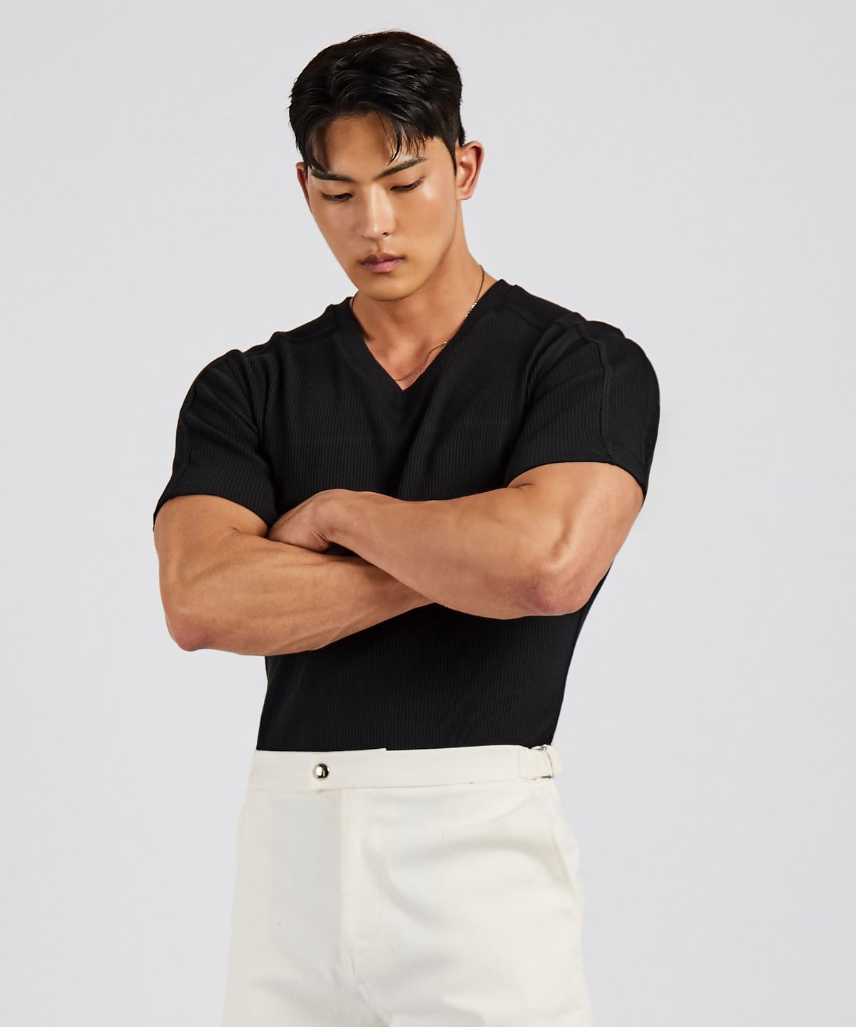 레브엘드(LEVELD) 절개 디테일 골지V넥 블랙