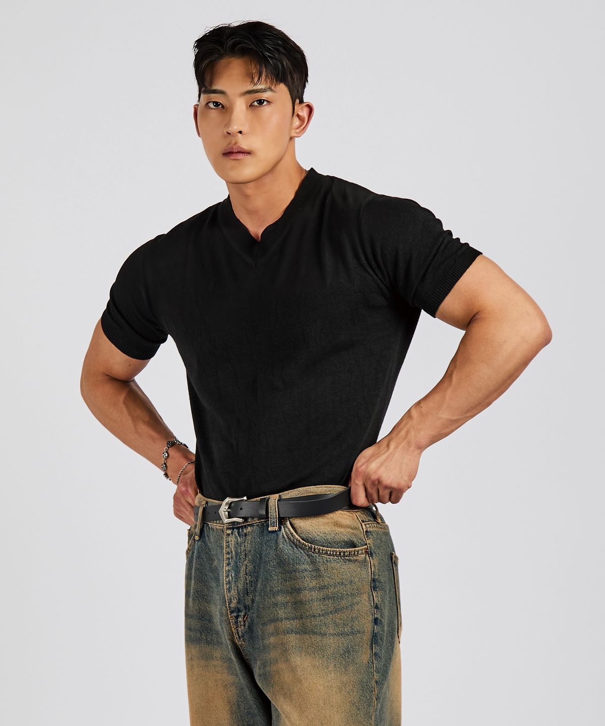 레브엘드(LEVELD) 머슬핏 반소매 V넥 니트 블랙