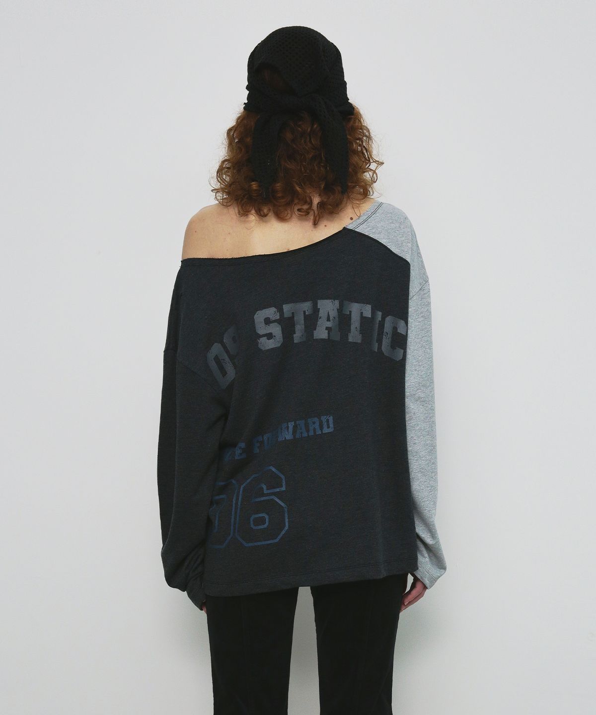 샌드릭(SANDRIC) ONE SHOULDER COLOR BLOCK T-SHIRT_CHARCOAL