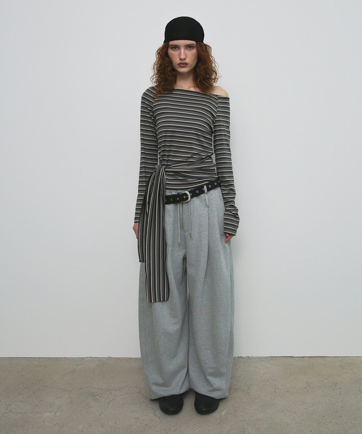 샌드릭(SANDRIC) STRIPE STRAP T-SHIRT_CHARCOAL