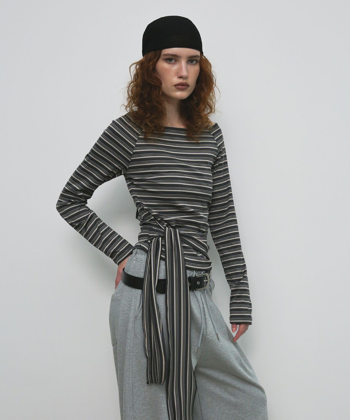 샌드릭(SANDRIC) STRIPE STRAP T-SHIRT_CHARCOAL
