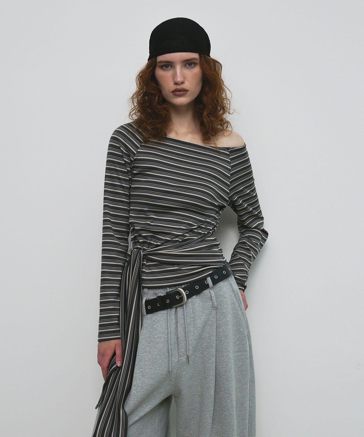 샌드릭(SANDRIC) STRIPE STRAP T-SHIRT_CHARCOAL