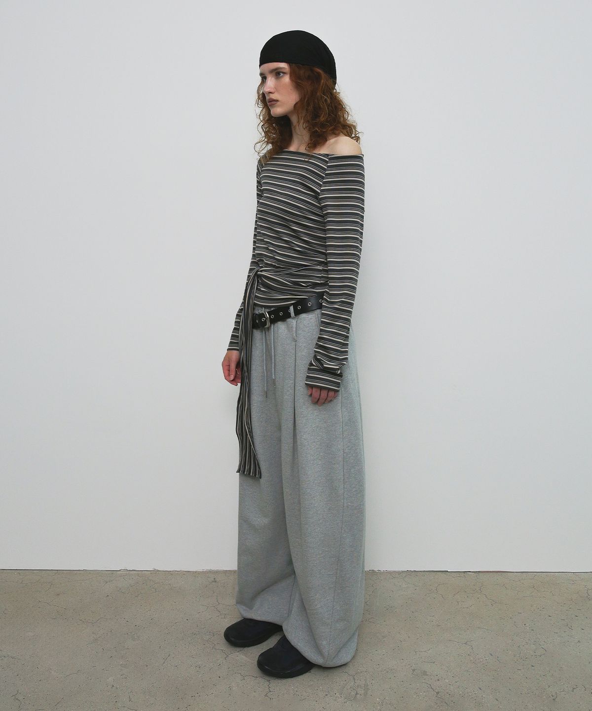 샌드릭(SANDRIC) STRIPE STRAP T-SHIRT_CHARCOAL