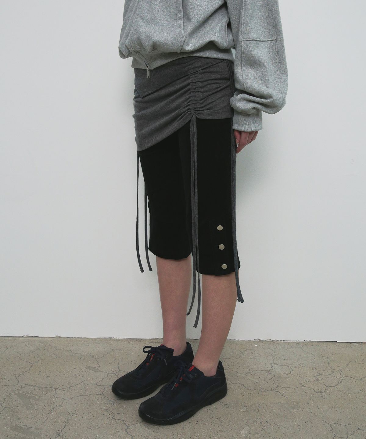 샌드릭(SANDRIC) LAYERED STRING MINI SKIRT_CHARCOAL