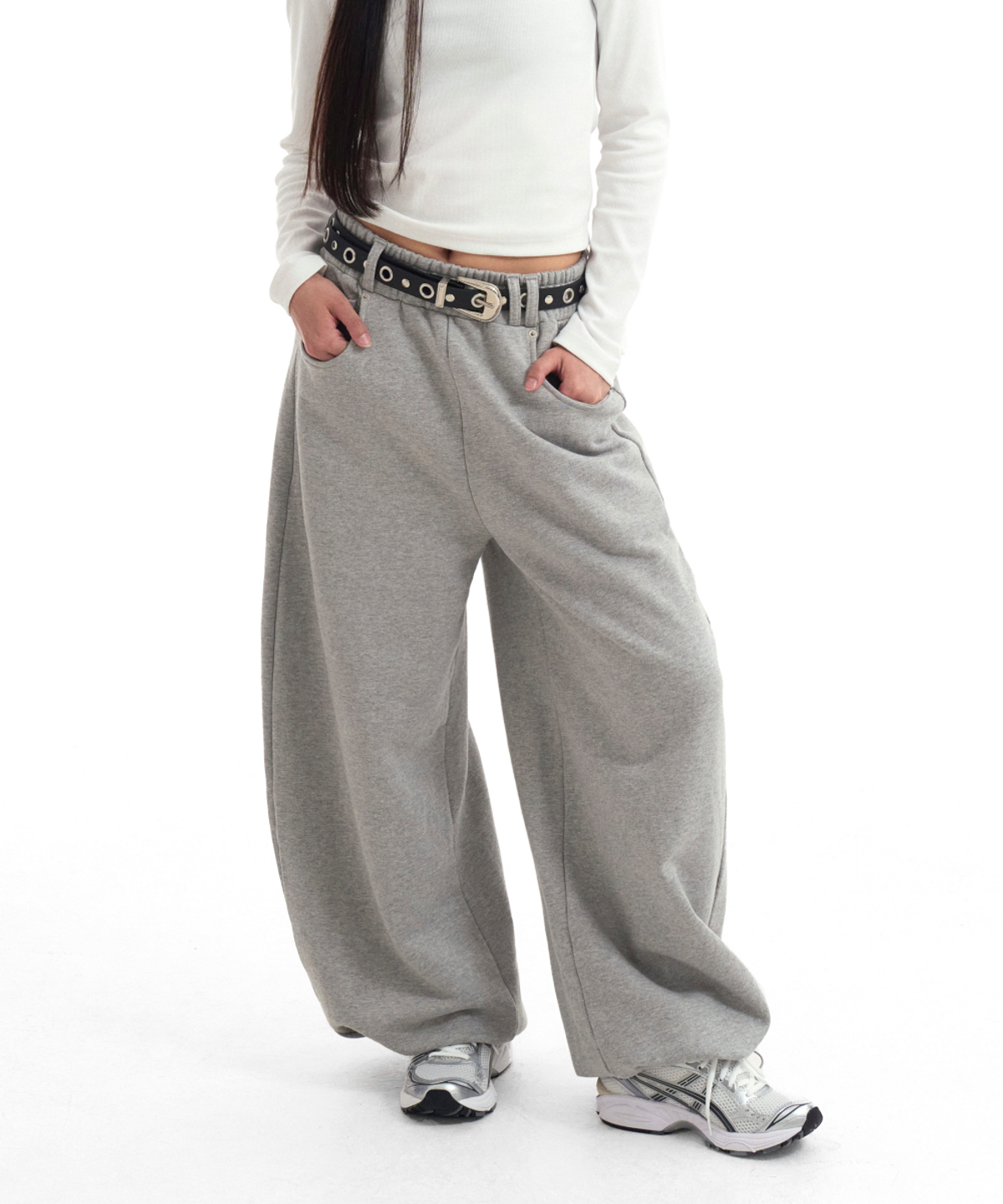 로긴 앤 로지(ROGIN N ROSIE) Heart logo Back Point Curved Sweat Pants Gray