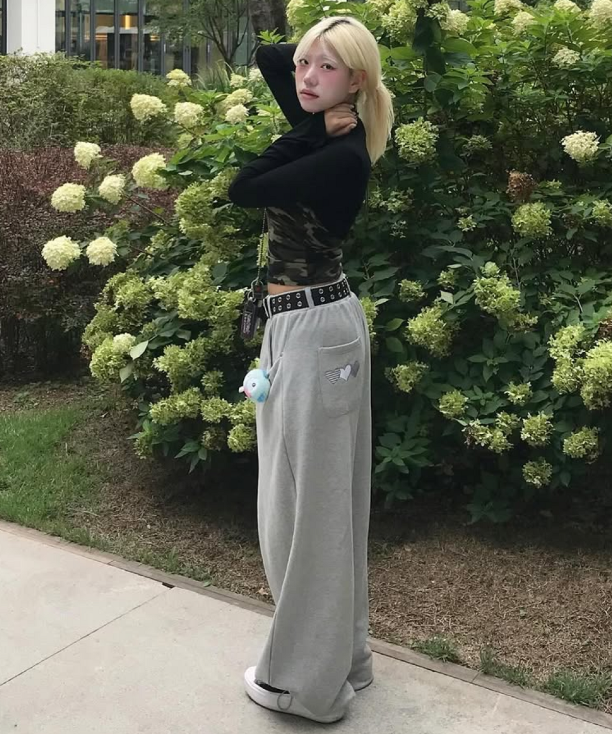 로긴 앤 로지(ROGIN N ROSIE) Heart logo Back Point Curved Sweat Pants Gray