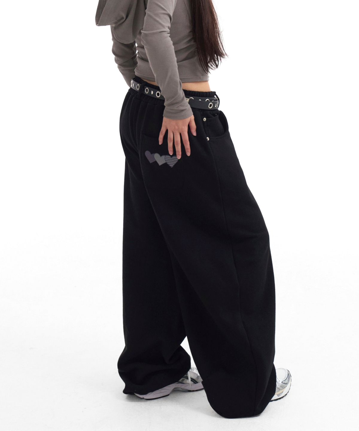 로긴 앤 로지(ROGIN N ROSIE) Heart logo Back Point Curved Sweat Pants Black