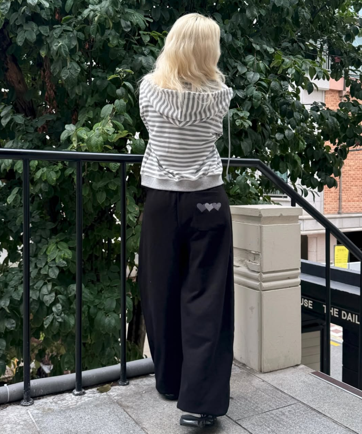 로긴 앤 로지(ROGIN N ROSIE) Heart logo Back Point Curved Sweat Pants Black