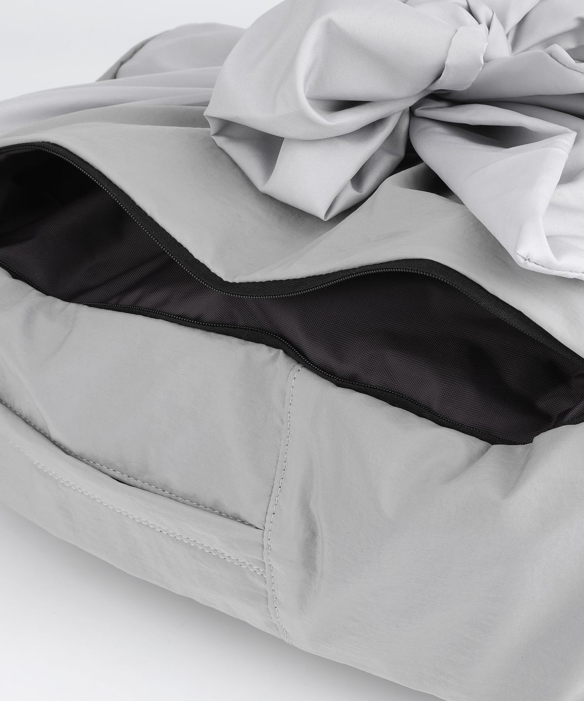 이우가마카라스(IUGAMAKARAS) Knotted Backpack Type B (Nylon-silver)