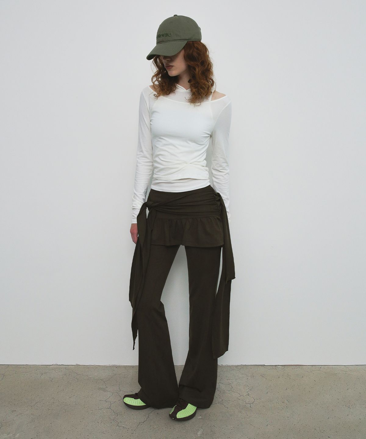샌드릭(SANDRIC) STRAP SKIRT PANTS_KHAKI