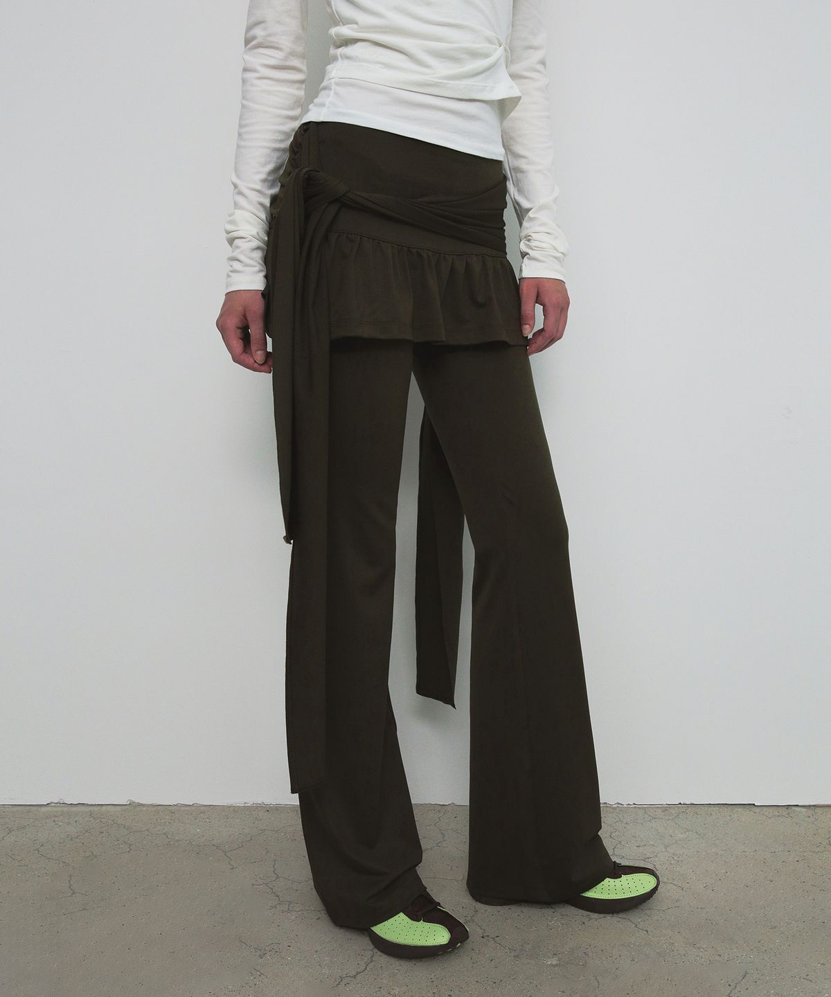 샌드릭(SANDRIC) STRAP SKIRT PANTS_KHAKI
