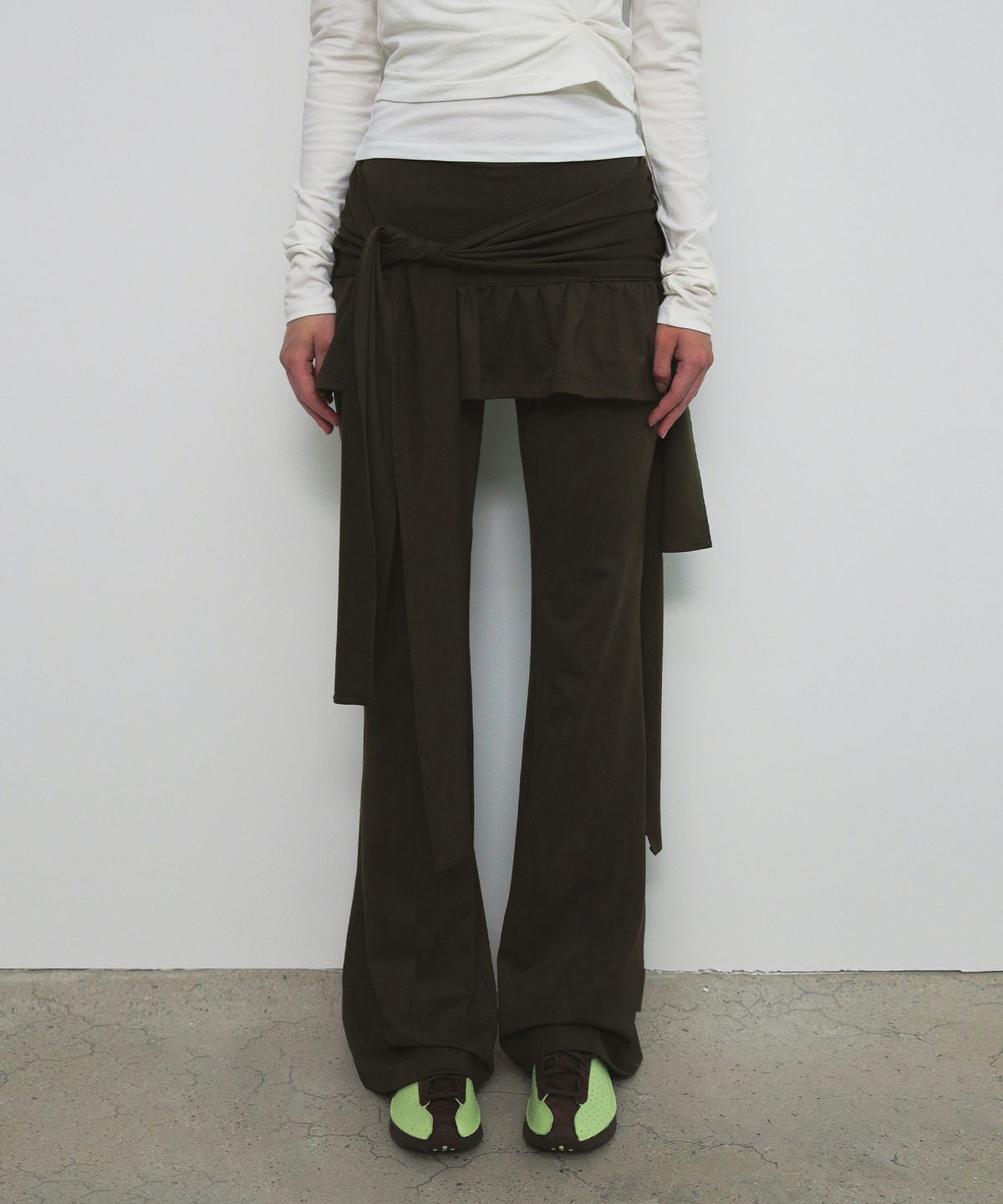 샌드릭(SANDRIC) STRAP SKIRT PANTS_KHAKI