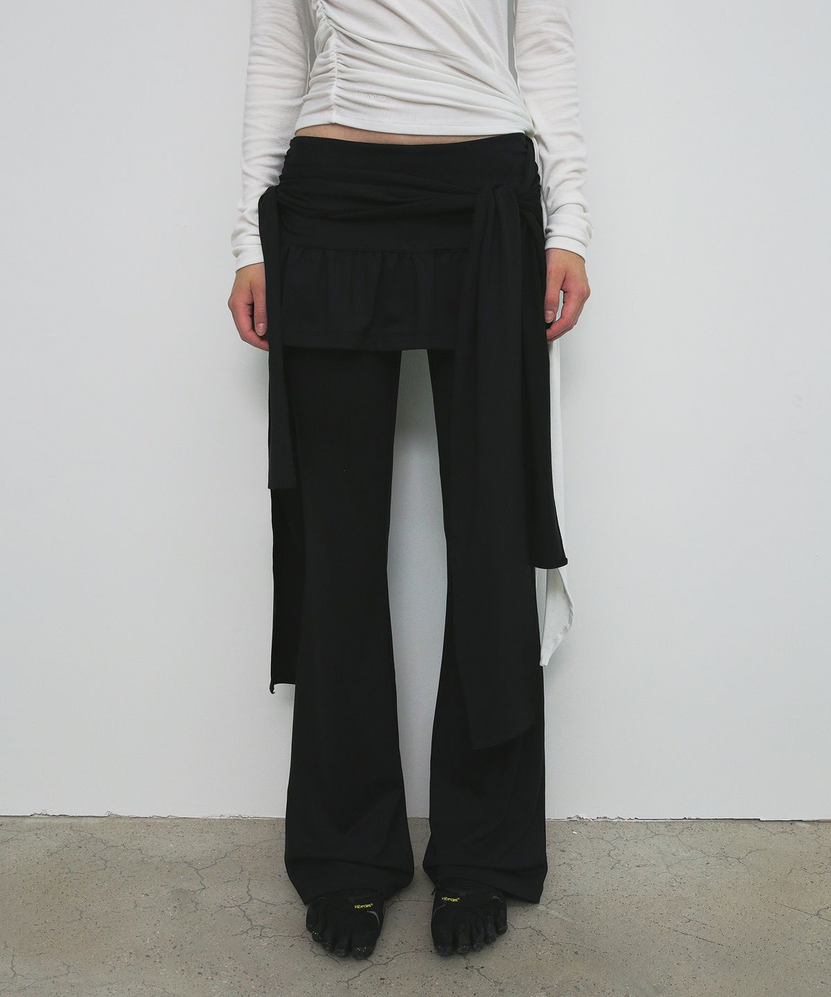 샌드릭(SANDRIC) STRAP SKIRT PANTS_BLACK