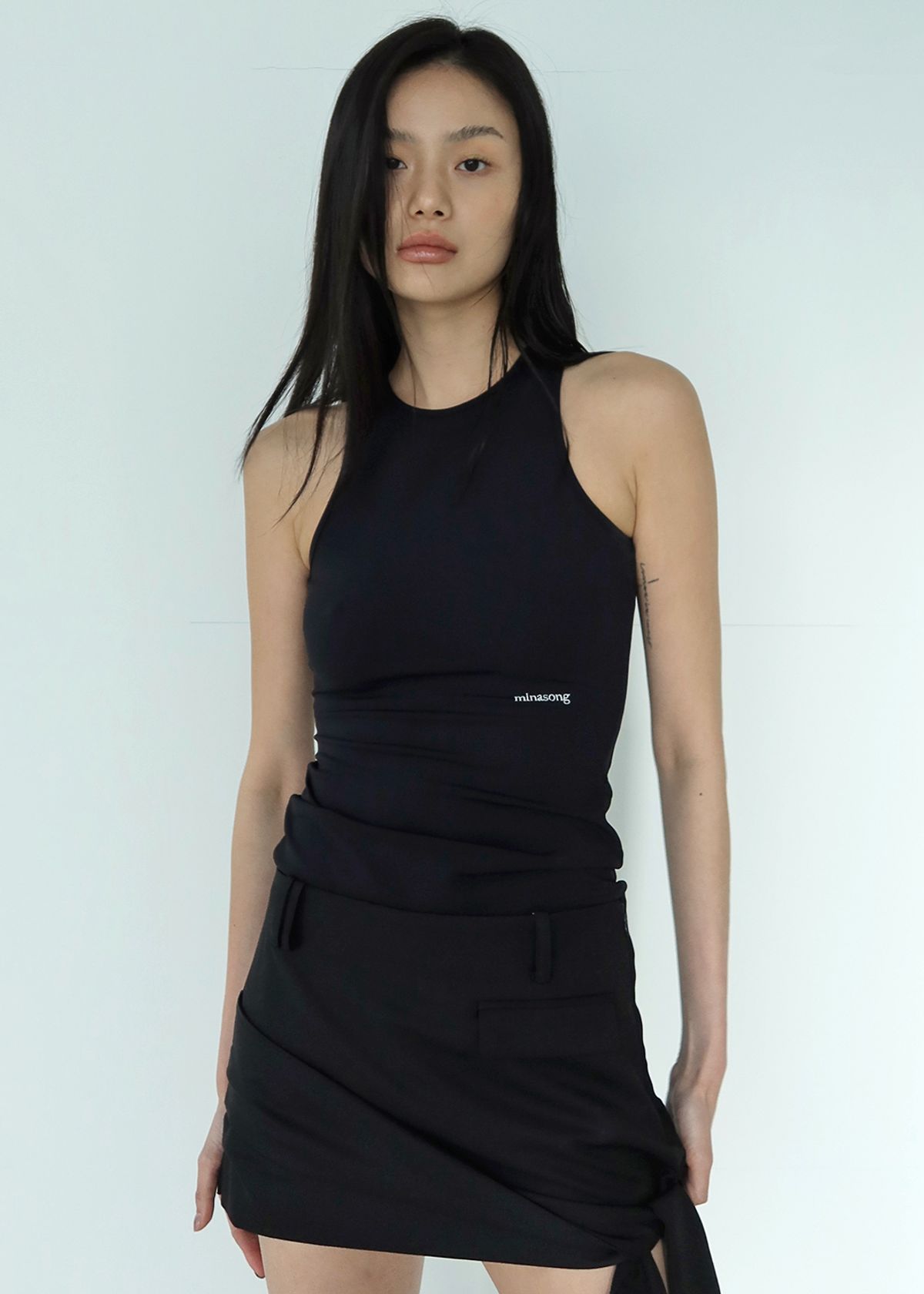 민아송(MINA SONG) CUT OUT SLEEVLESS - BLACK