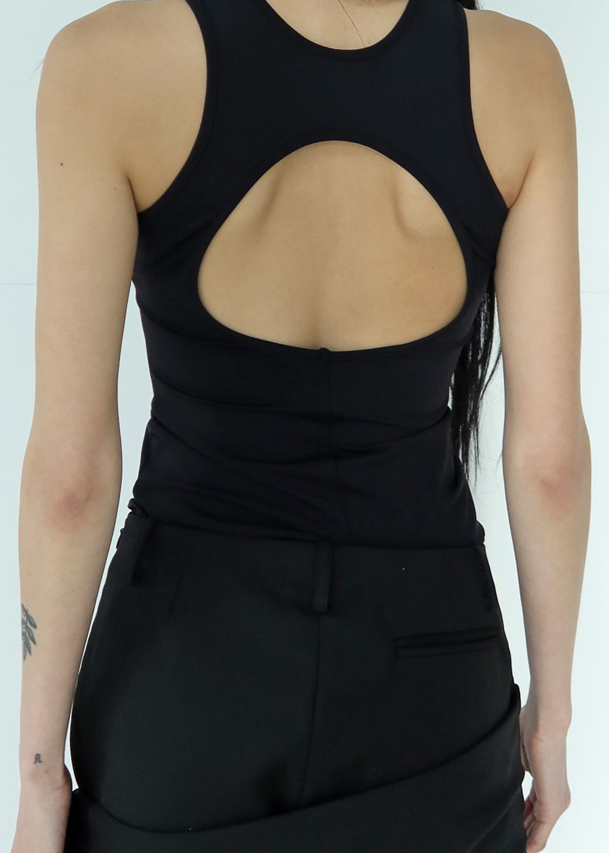 민아송(MINA SONG) CUT OUT SLEEVLESS - BLACK