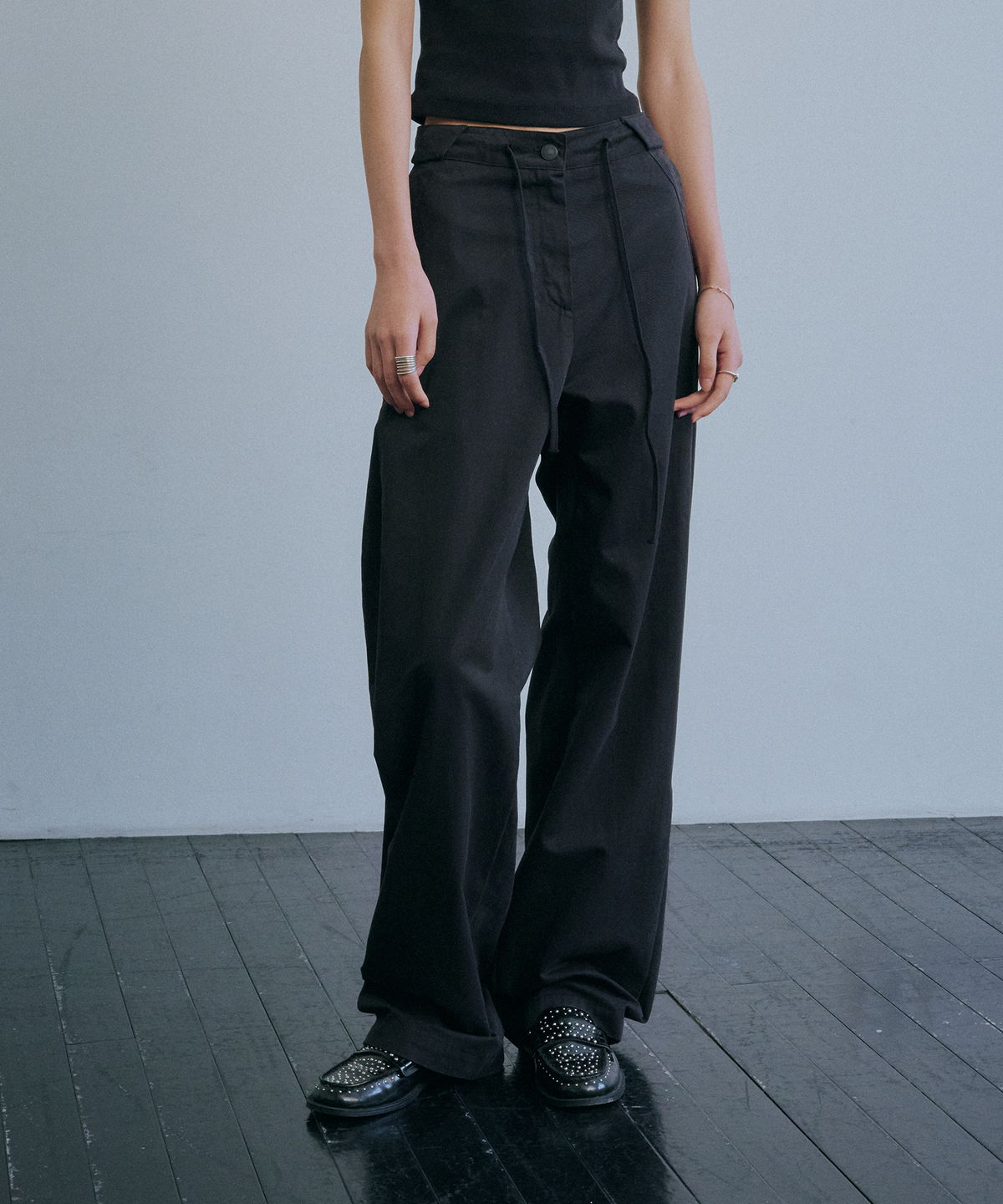백시(BEKSI) STRAP SIDE TUCK PANTS, BLACK