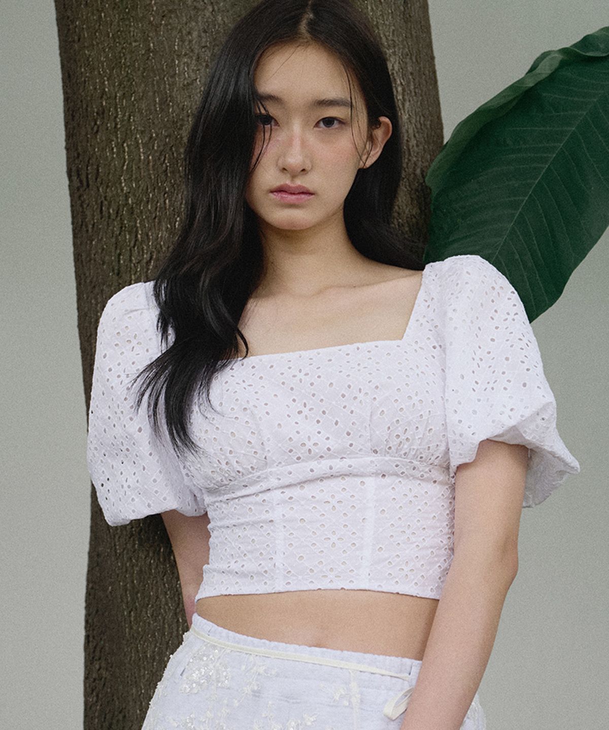 리지(LEEZIE) 벌룬슬리브 자수 스모크 블라우스 (2컬러)