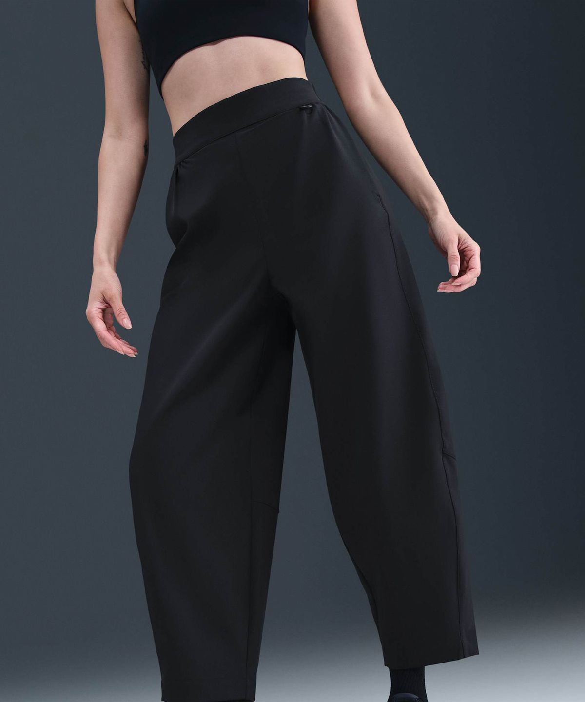 나이키(NIKE) 24.7 퍼펙트스트레치 드라이 핏 하이웨이스트 루즈 배럴 레그 팬츠 W - 블랙:다크 스모크 그레이 / HQ0231-010