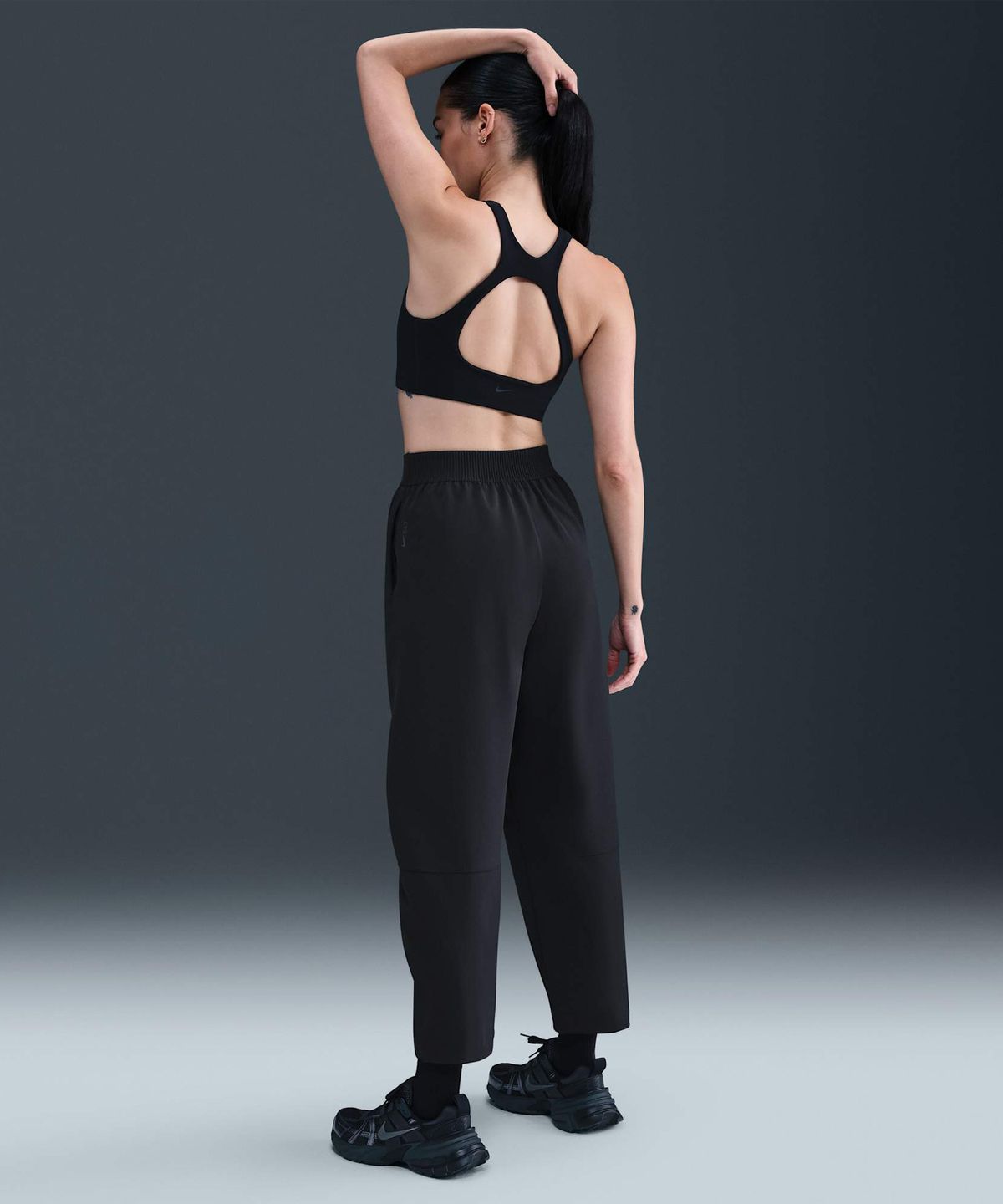 나이키(NIKE) 24.7 퍼펙트스트레치 드라이 핏 하이웨이스트 루즈 배럴 레그 팬츠 W - 블랙:다크 스모크 그레이 / HQ0231-010