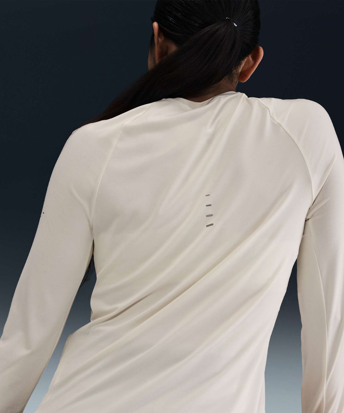 나이키(NIKE) 스위프트 드라이 핏 UV 긴소매 크루넥 러닝 탑 W - 세일 / HQ0504-133
