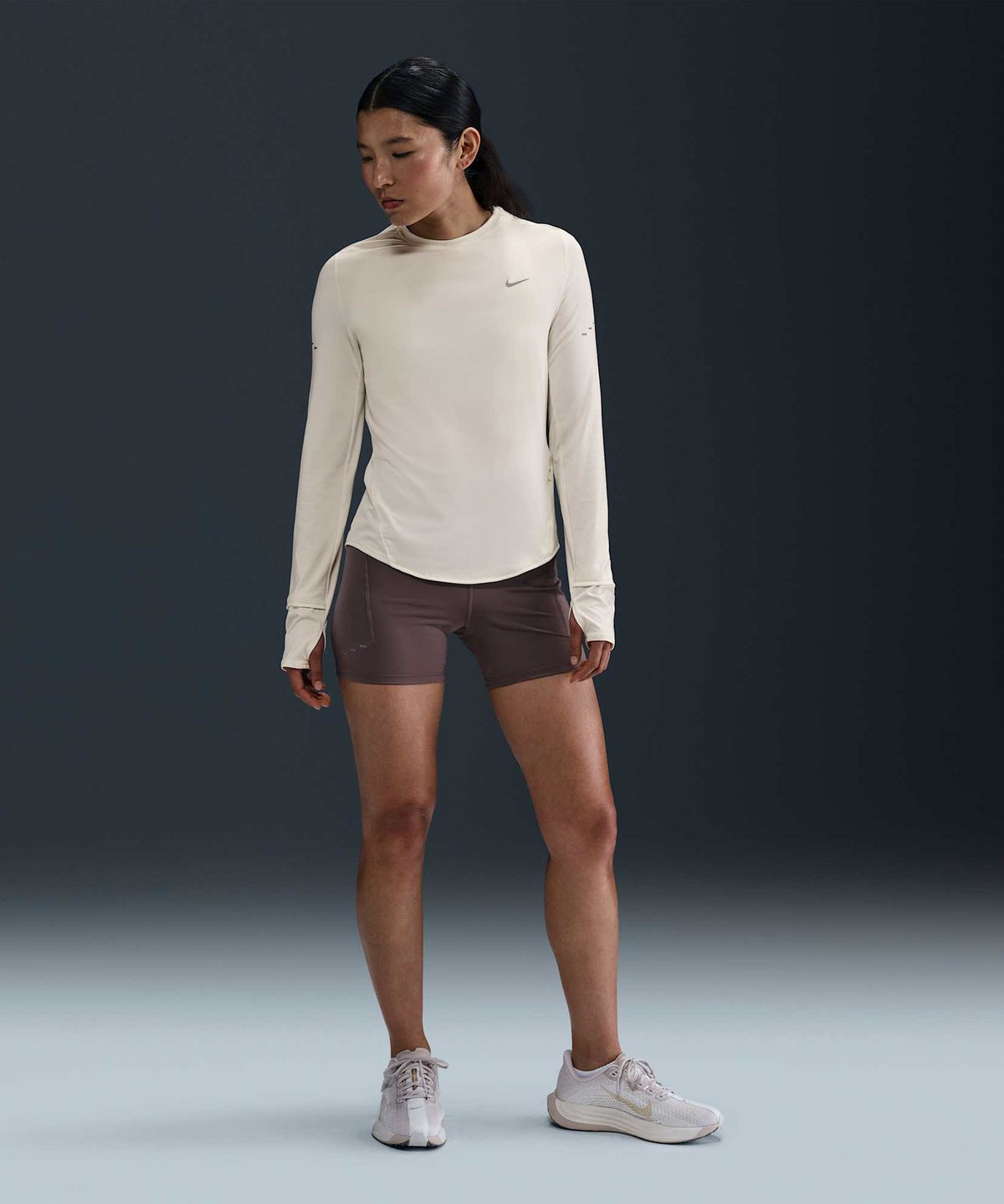 나이키(NIKE) 스위프트 드라이 핏 UV 긴소매 크루넥 러닝 탑 W - 세일 / HQ0504-133
