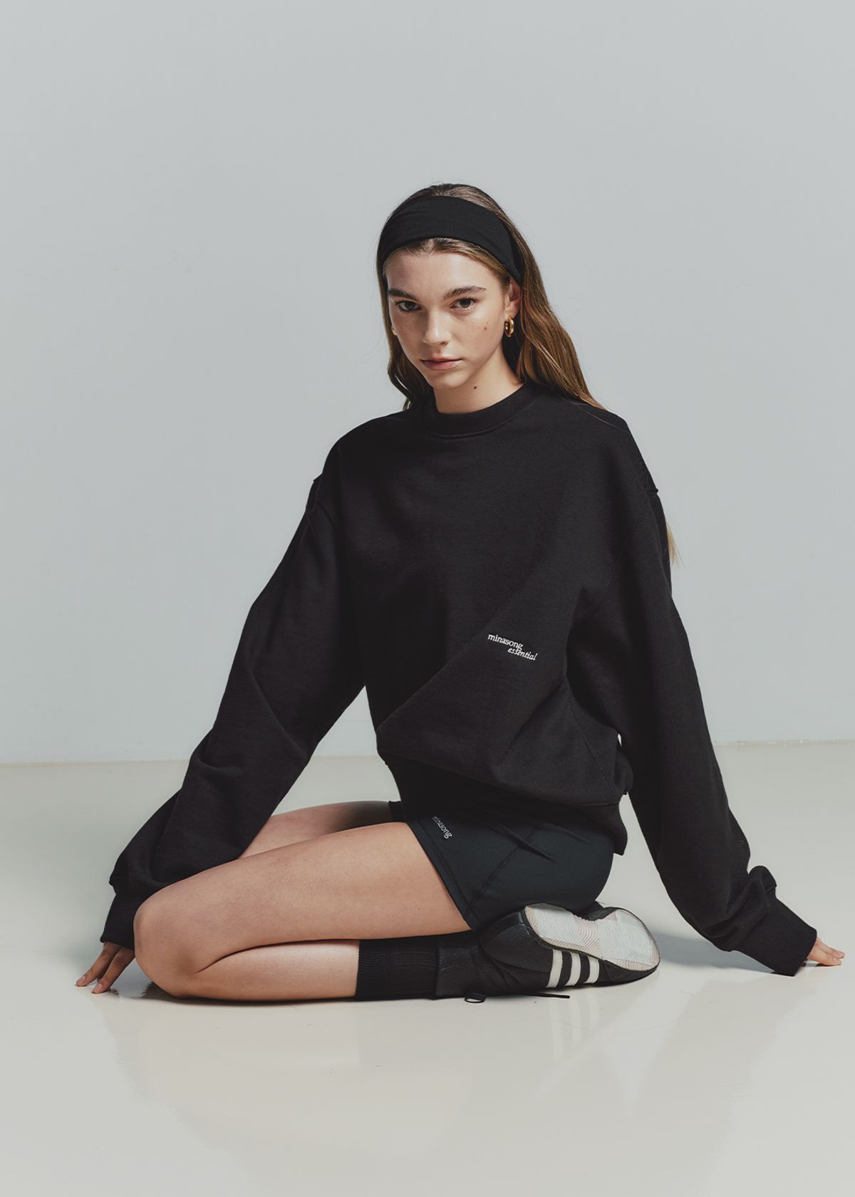 민아송(MINA SONG) ESSENTIAL SWEAT SHIRT - BLACK