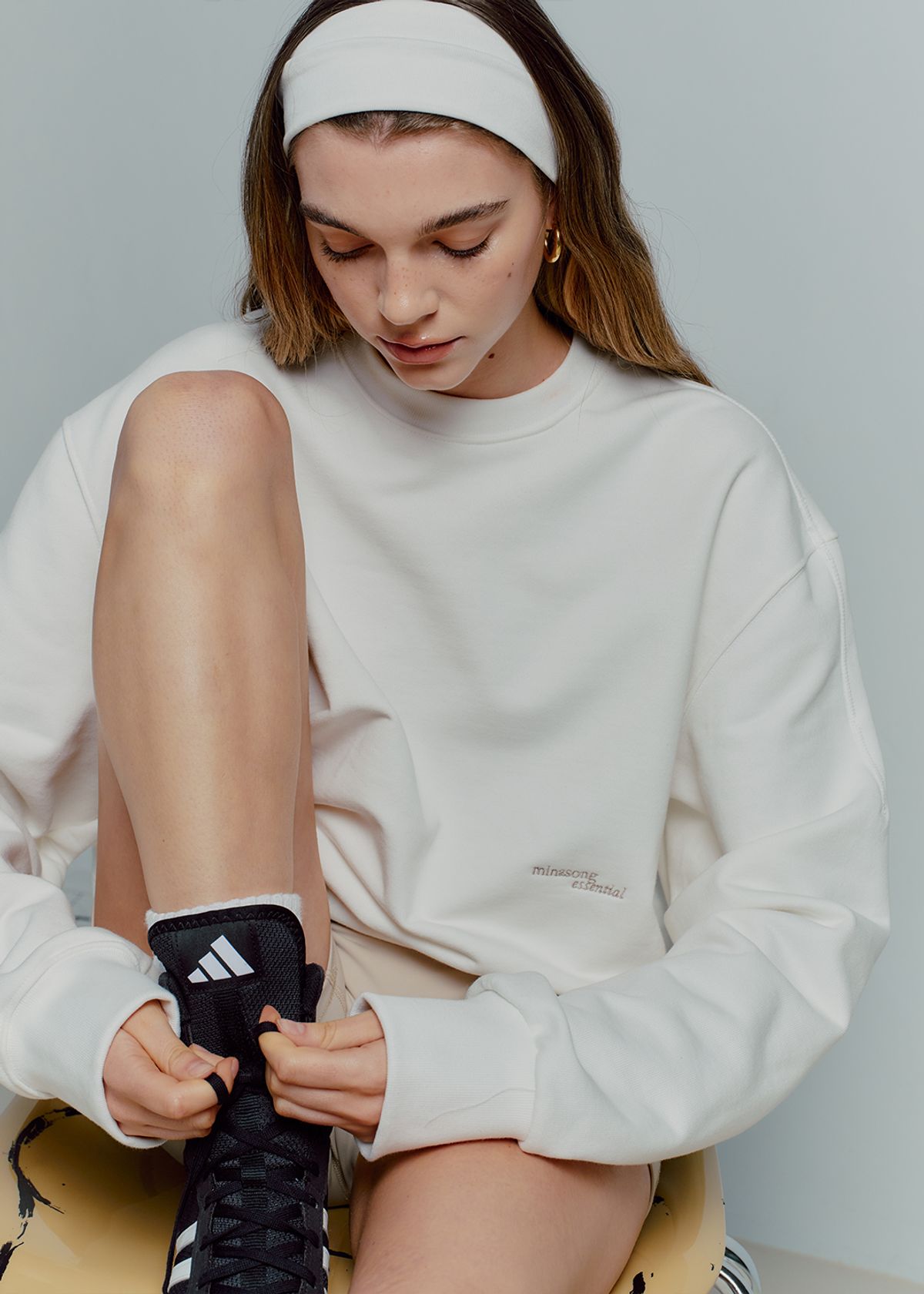 민아송(MINA SONG) ESSENTIAL SWEAT SHIRT - OFF WHITE