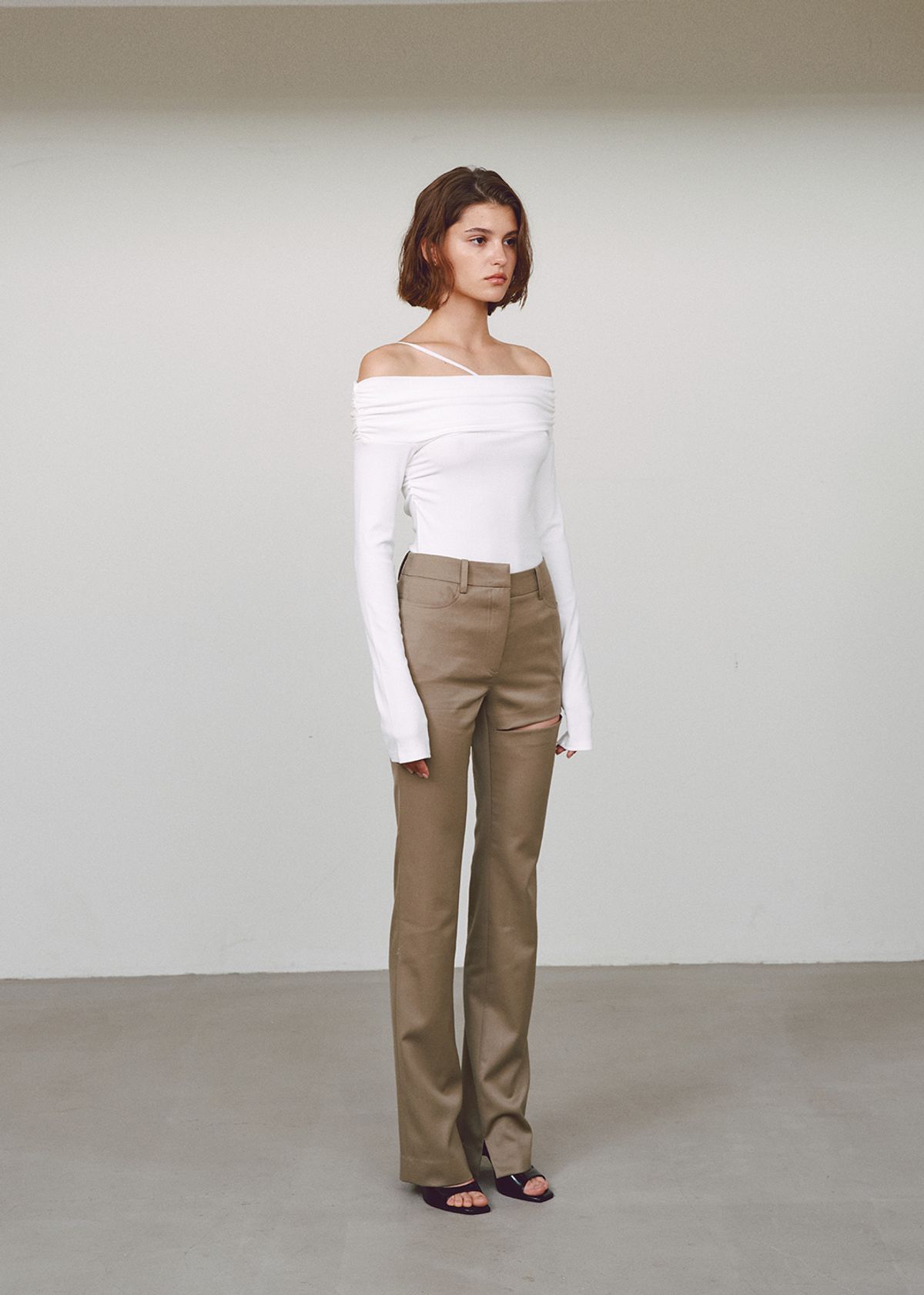 민아송(MINA SONG) ESSENTIAL OFF SHOULDER TOP - WHITE