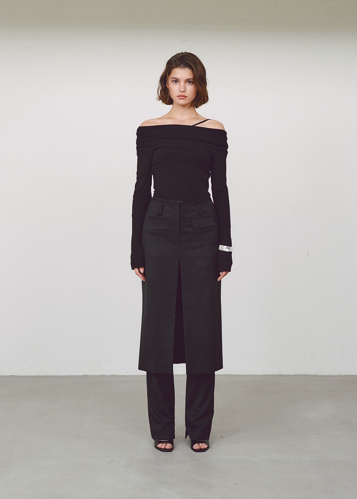 민아송(MINA SONG) ESSENTIAL OFF SHOULDER TOP - BLACK
