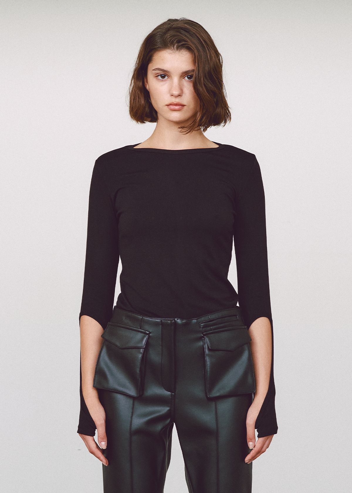 민아송(MINA SONG) ESSENTIAL CUT OUT SLEEVE TOP - BLACK