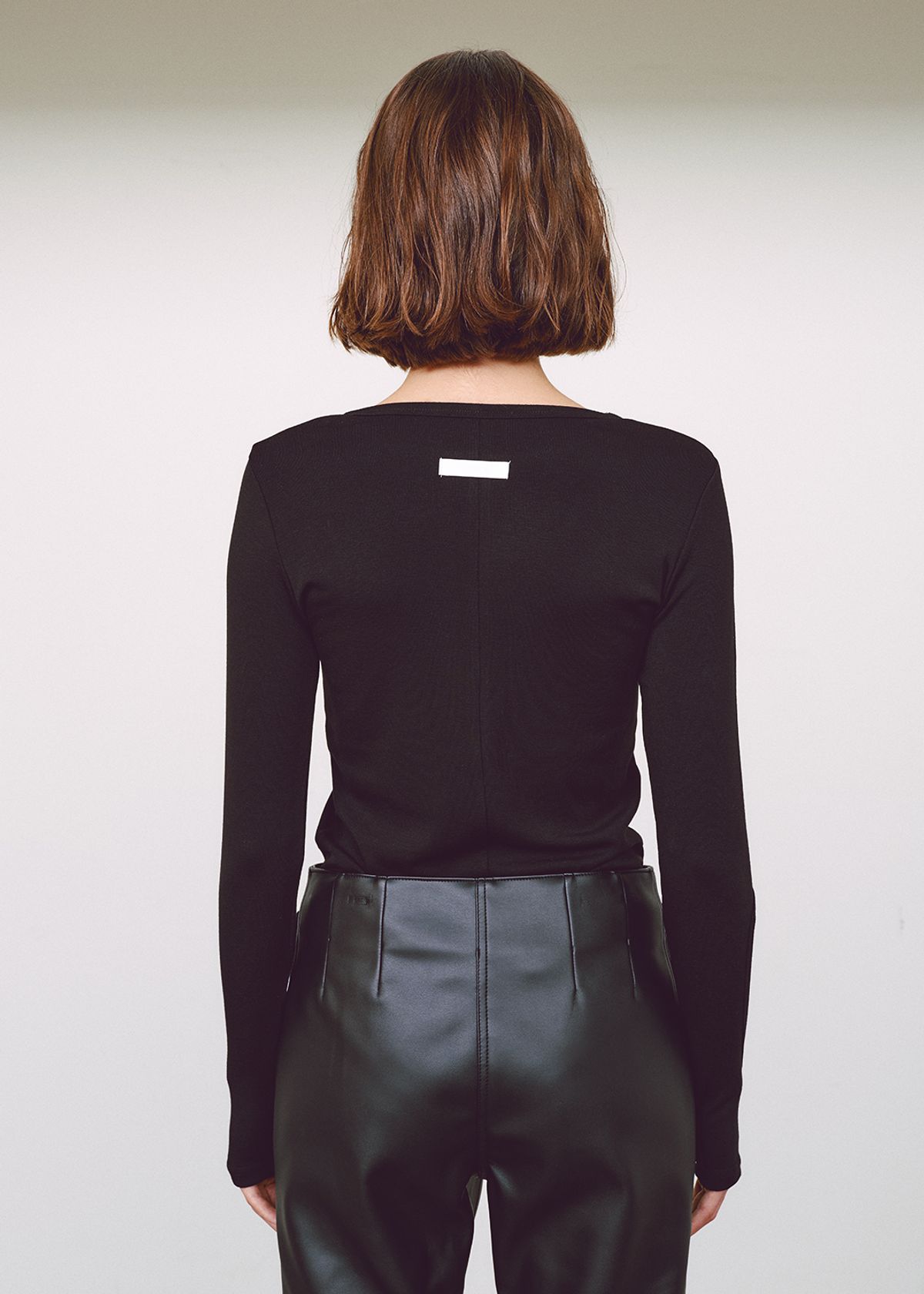 민아송(MINA SONG) ESSENTIAL CUT OUT SLEEVE TOP - BLACK
