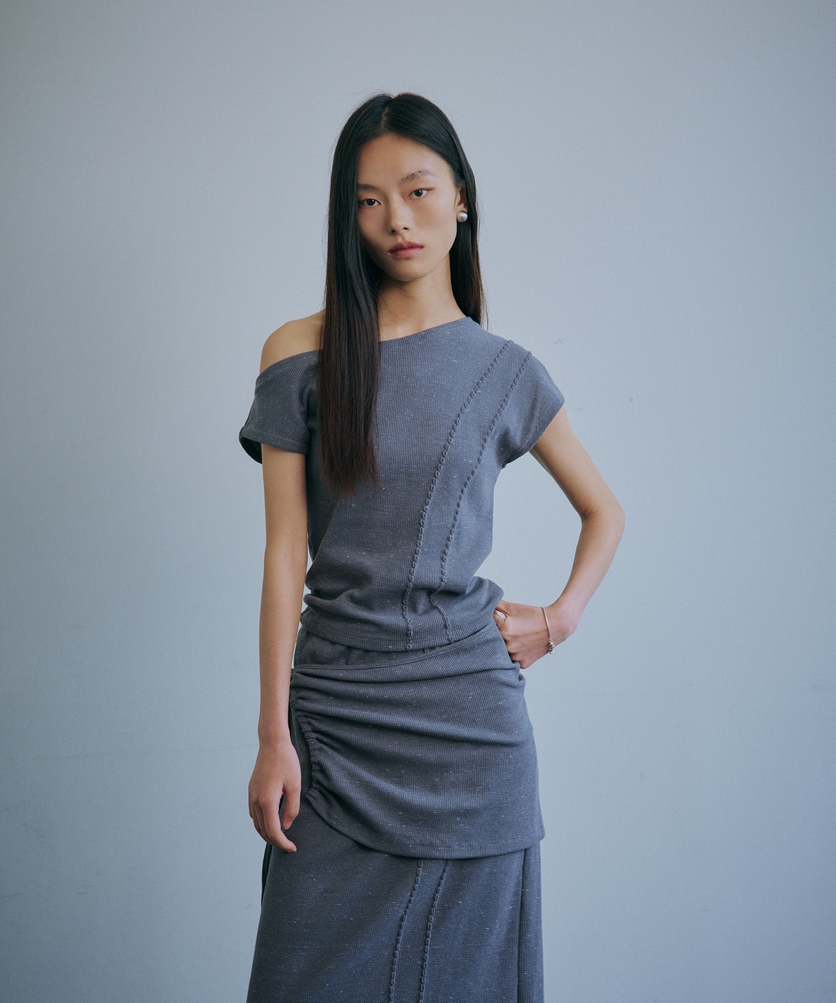백시(BEKSI) UNBALANCE SMOCK T-SHIRT, CHARCOAL
