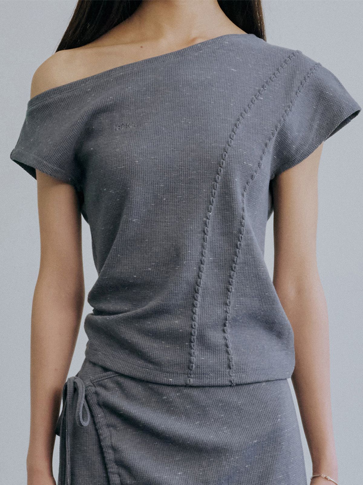 백시(BEKSI) UNBALANCE SMOCK T-SHIRT, CHARCOAL