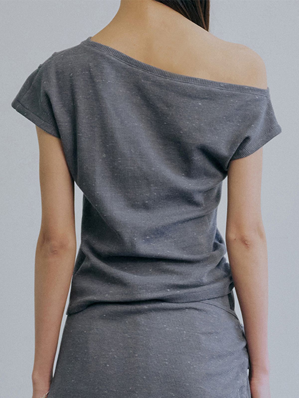 백시(BEKSI) UNBALANCE SMOCK T-SHIRT, CHARCOAL