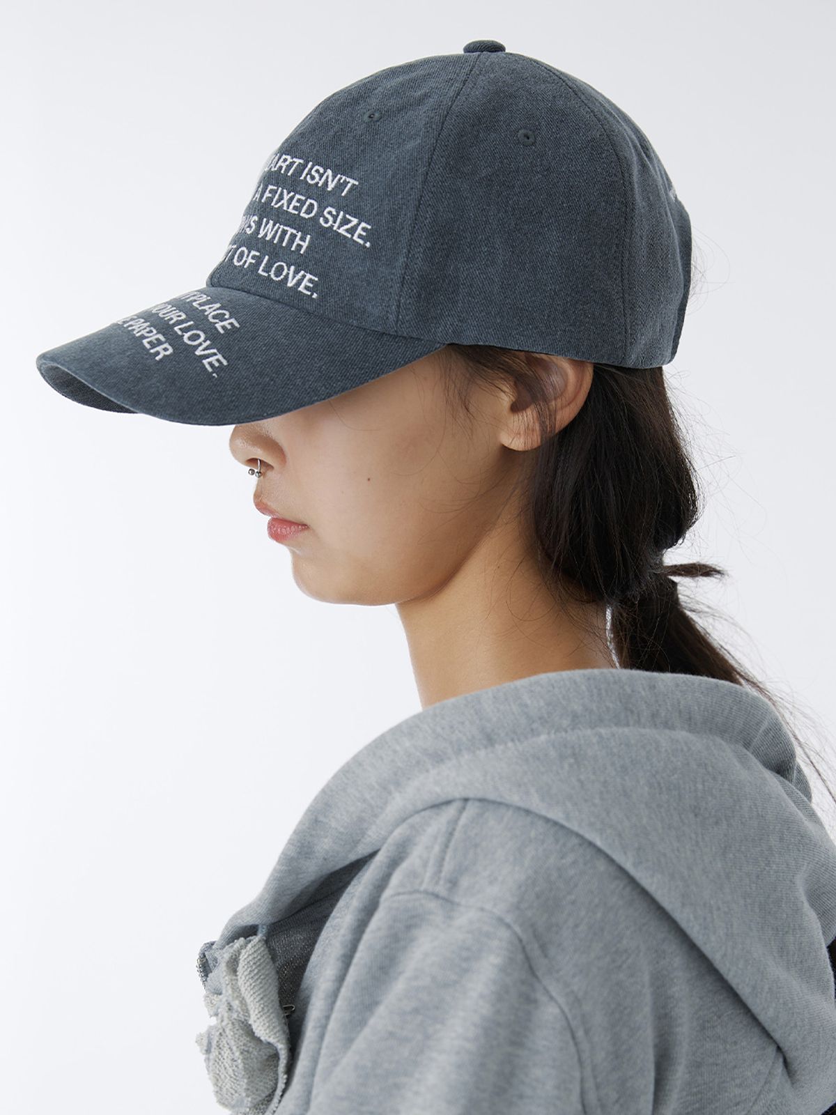 홀페이퍼(WHOLE PAPER) 텍스트 볼캡 (챠콜)