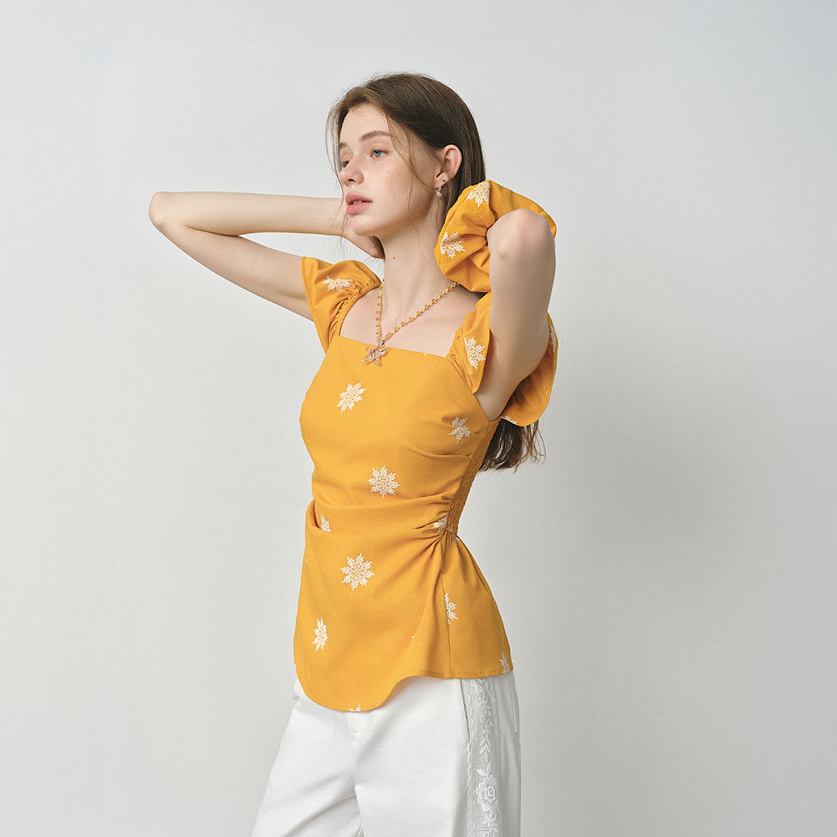 웬스데이딜라잇(WEDNESDAY DELIGHT) WD_Shirring square neck blouse