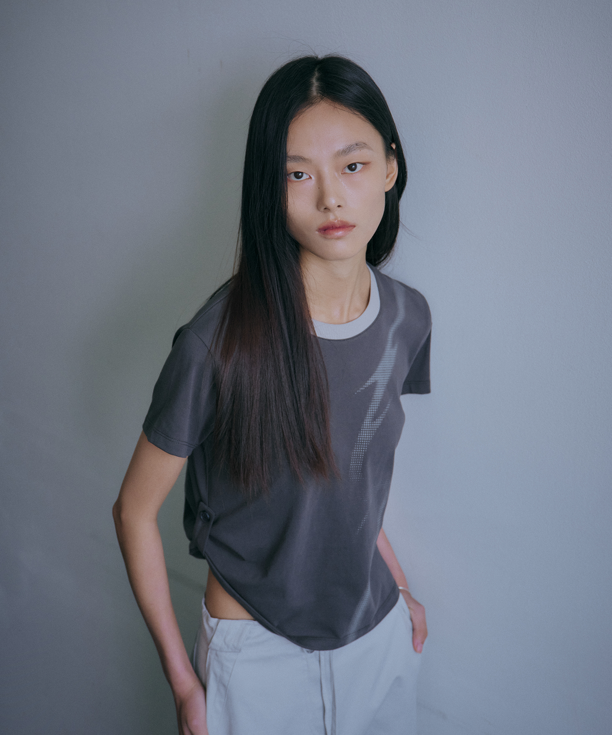 백시(BEKSI) TRACE GRAPHIC REGULAR T-SHIRT, CHARCOAL