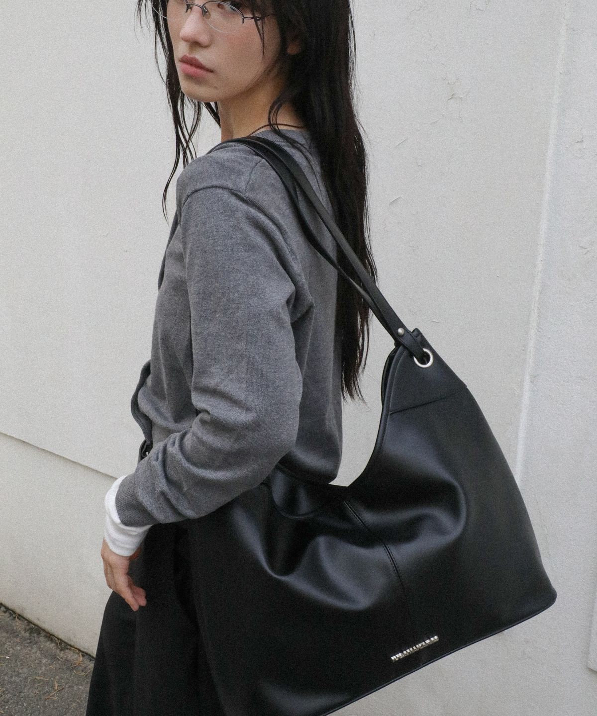 이우가마카라스(IUGAMAKARAS) Essential Hobo Shoulder Bag (Black)