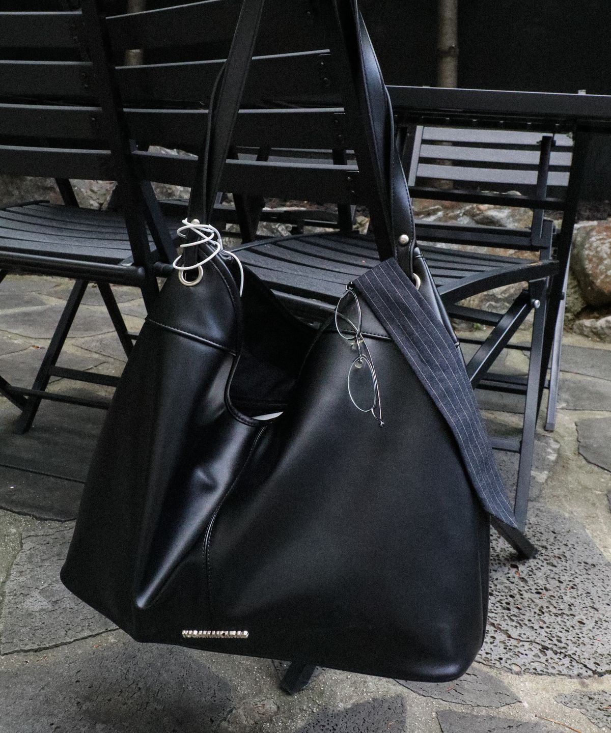 이우가마카라스(IUGAMAKARAS) Essential Hobo Shoulder Bag (Black)