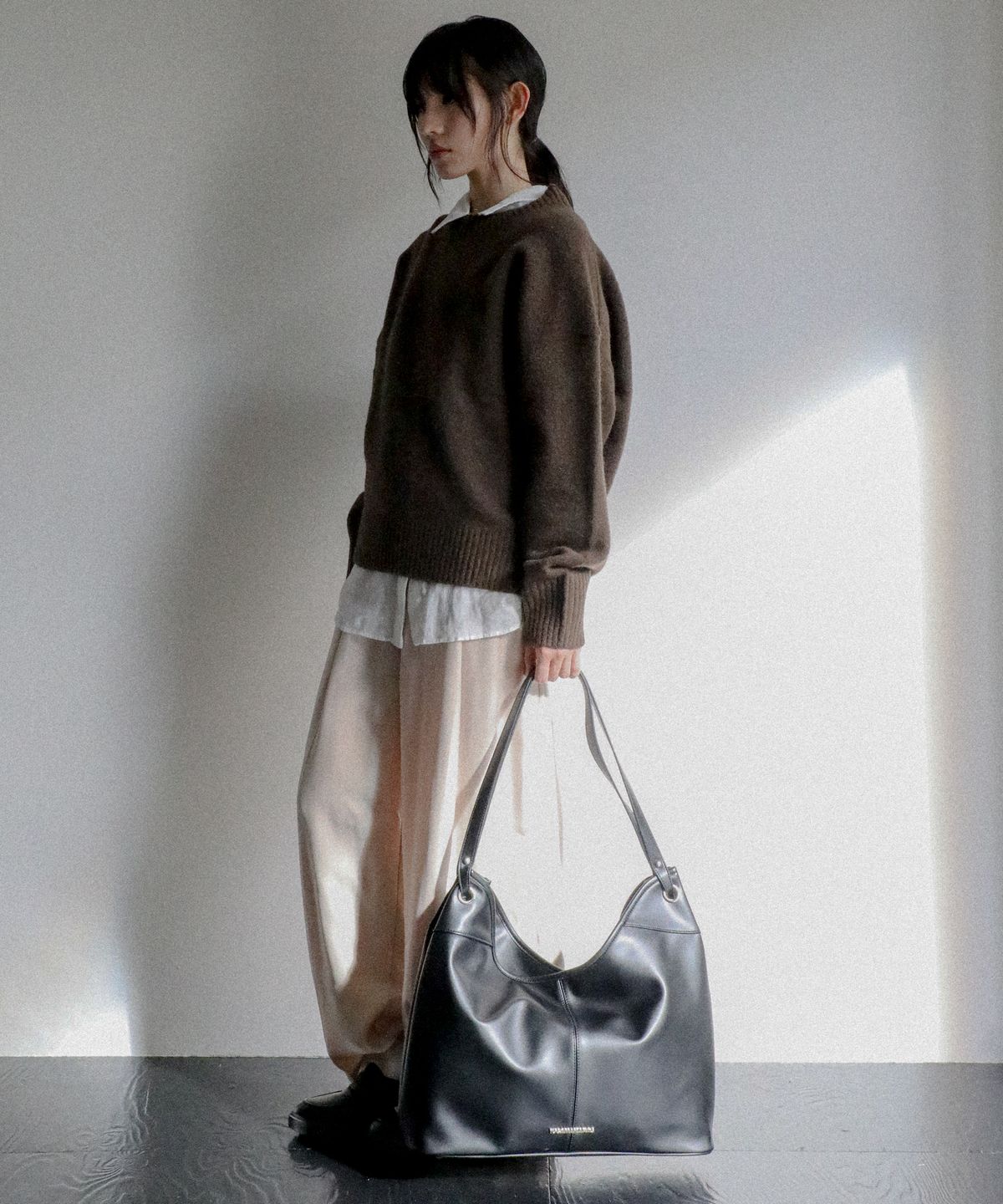 이우가마카라스(IUGAMAKARAS) Essential Hobo Shoulder Bag (Black)