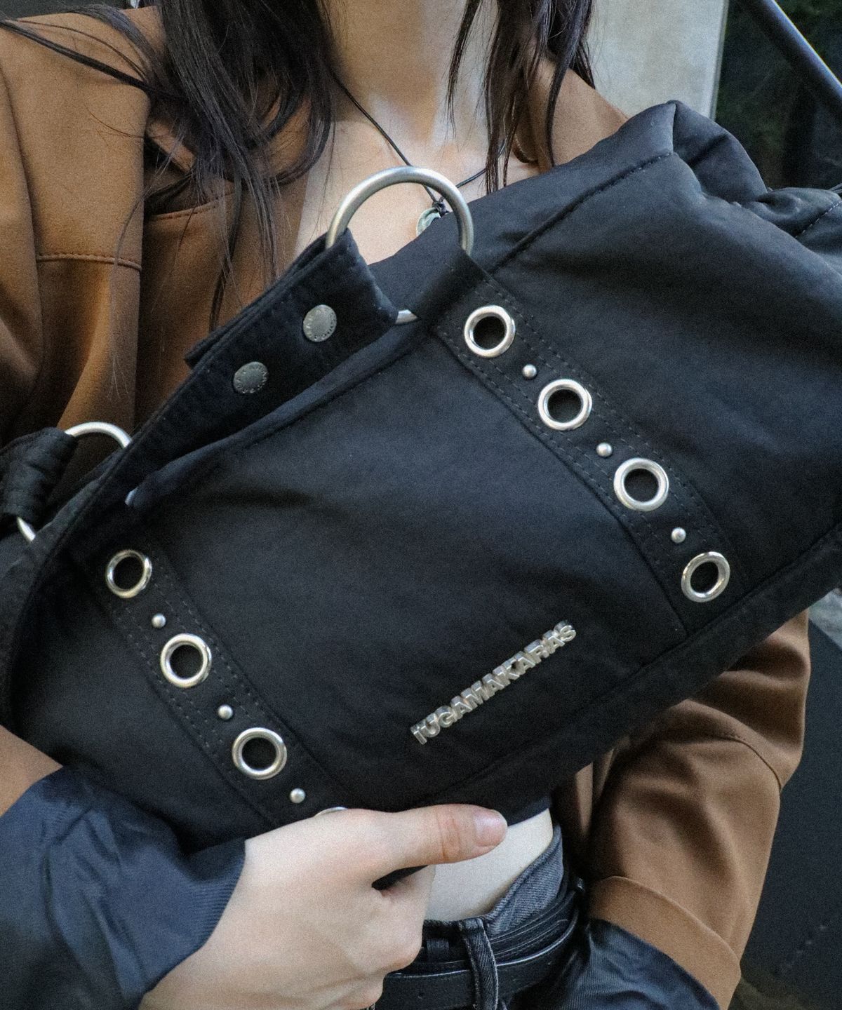 이우가마카라스(IUGAMAKARAS) Nylon Eyelet Duffle Bag (Black)